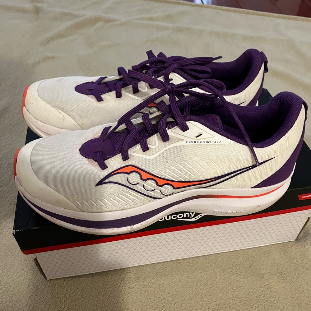 Saucony White and Purple Sneakers Sporty Low-Top Design